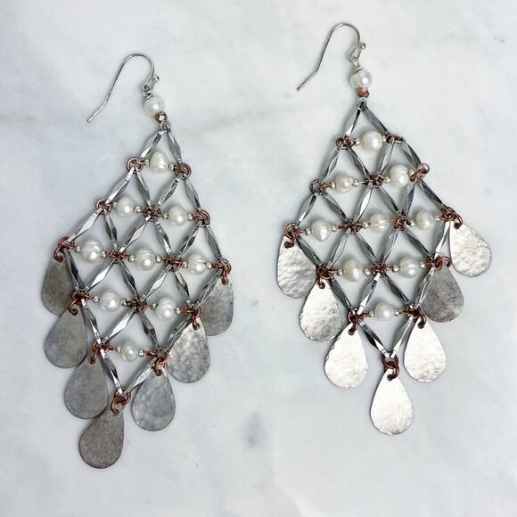 VINTAGE HANDMADE Hammered Silver Pearl Earrings - Picture 4 of 8